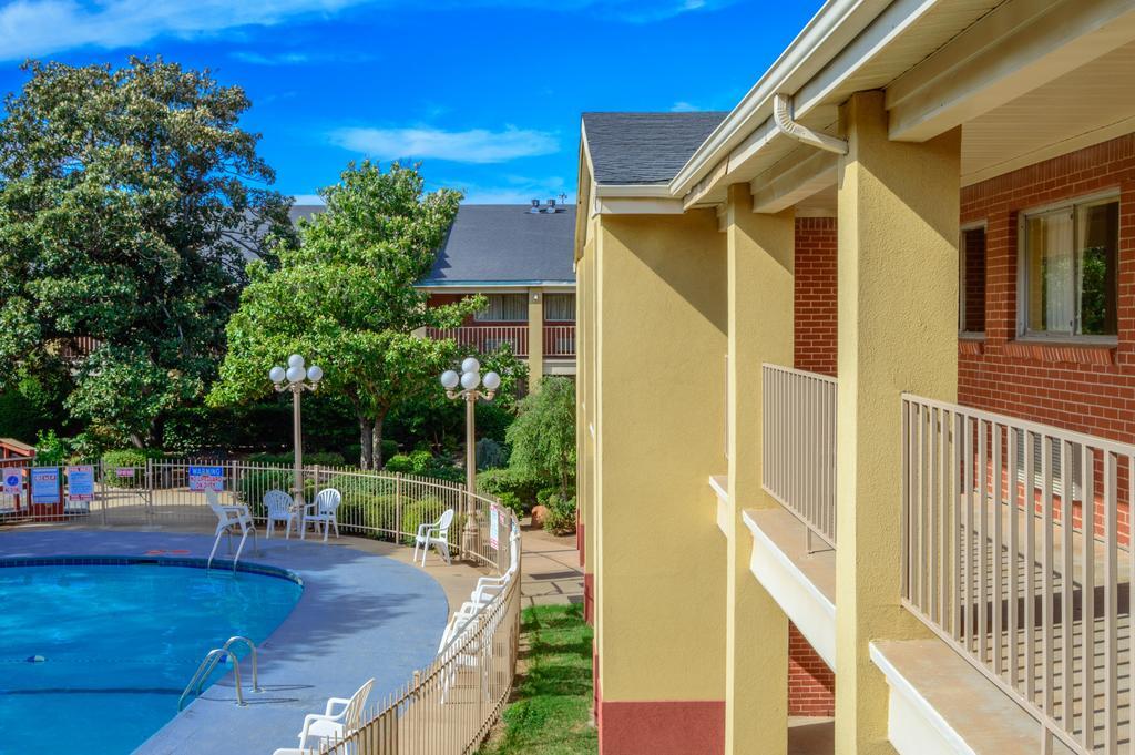 Days Inn By Wyndham Lawton Exteriér fotografie